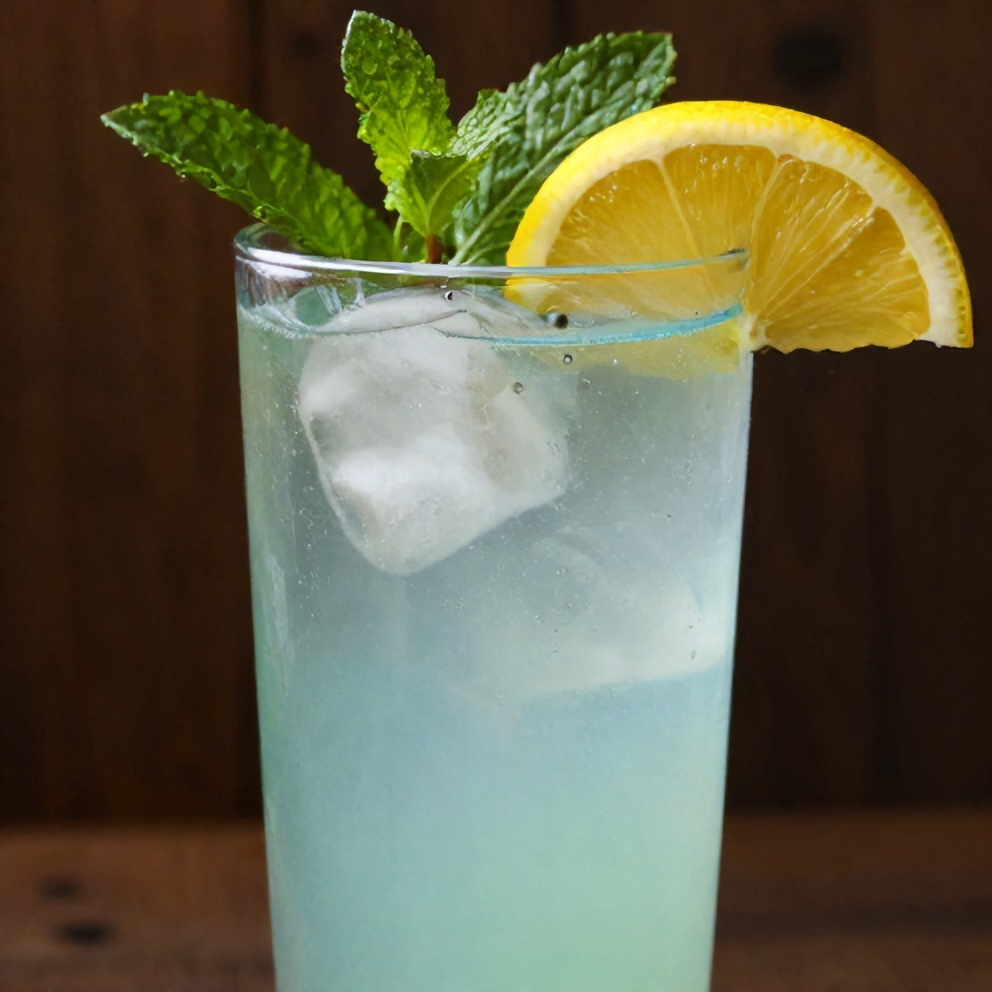 Glass of Crispy Mint and Lemon Verbena Iced Tea with a lemon slice and mint leaves
